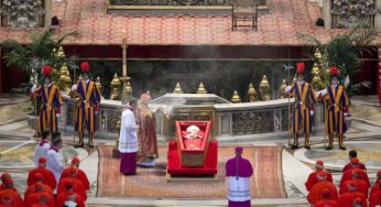 El féretro del papa Francisco llegó a la Basílica de San Pedro para el último adiós de los fieles